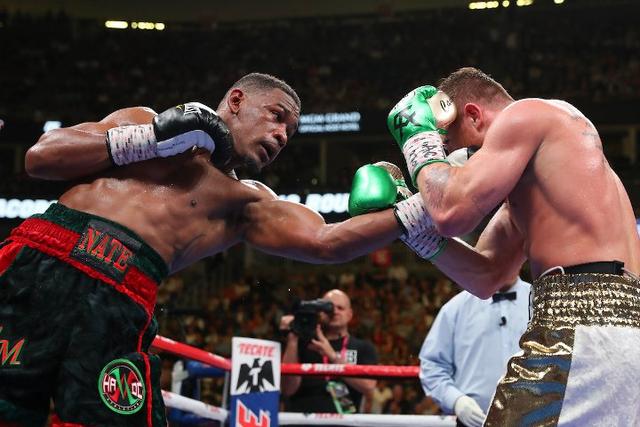 帕奎奥克星我认为雅各布斯以115113的比分击败了阿瓦雷兹