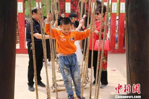 资料图:家庭亲子游成为五一假期出行的主要类型,占比达到65.6�洪洞大槐树景区供图 资料图:家庭亲子游成为五一假期出行的主要类型。洪洞大槐树景区供图