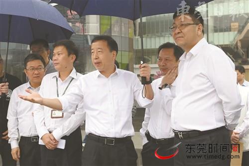 记者 程永强 摄昨日上午,市委副书记,市长肖亚非率队到石竹路与四环路