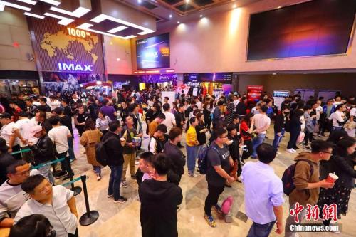 资料图:大批影迷在排队等候观影。 张云 摄 资料图:大批影迷在排队等候观影。 张云 摄