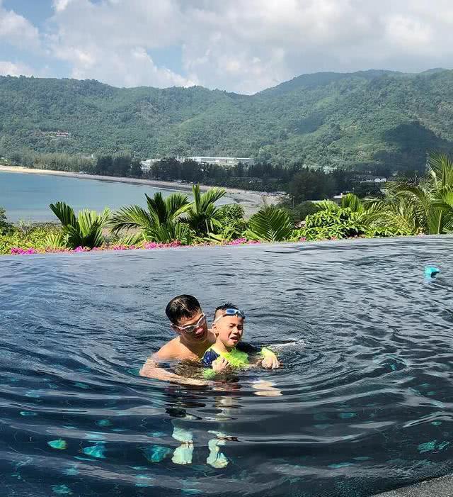 杨千嬅带儿子徒步登山,7岁小丁不畏风雨走全程,有爱的三口之家