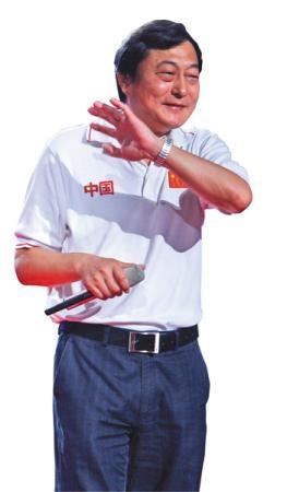 姚滨，后来阴错阳差成了中国第一代的双人滑运动员。