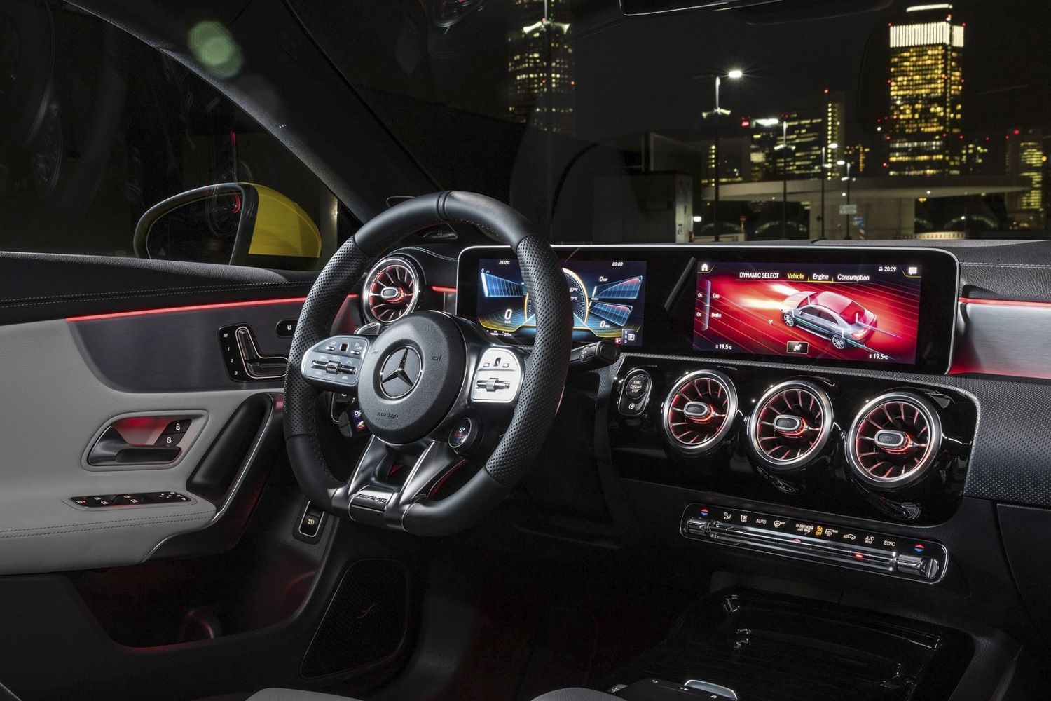 内饰设计预计与amg cla 35基本相同,但在细节上会有些改变.