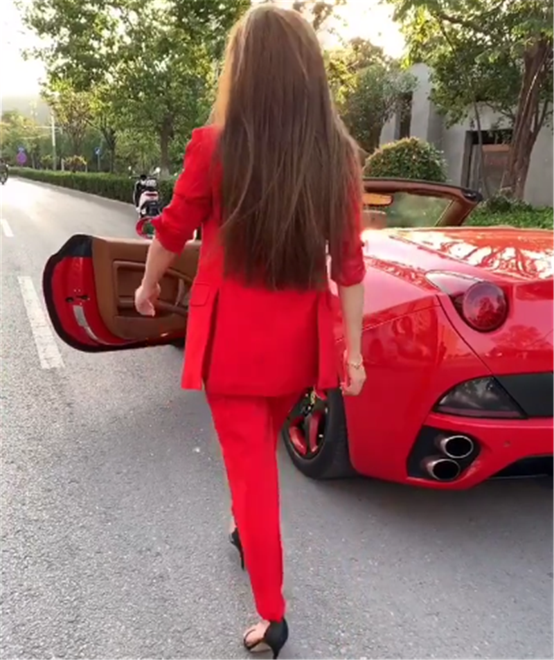 308万法拉利现街头,全车都是红色,但女车主才是亮点!