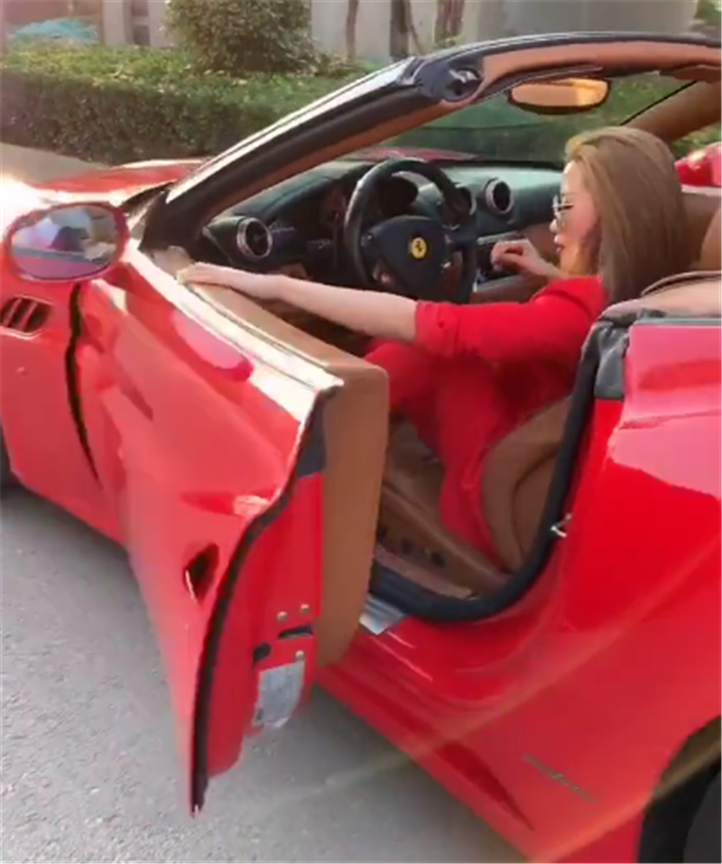 308万法拉利现街头,全车都是红色,但女车主才是亮点!