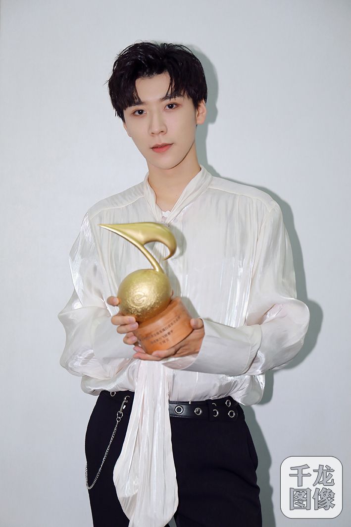 王博文获封年度魅力飞跃歌手 流行音乐年度盛典众星闪耀