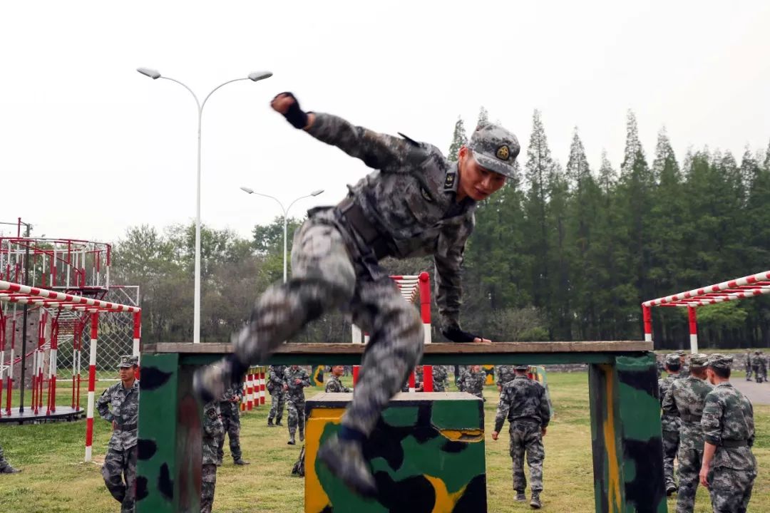 灵敏性又考协调性比武场上参赛选手竭尽全力为荣誉而战比武场下欢呼声
