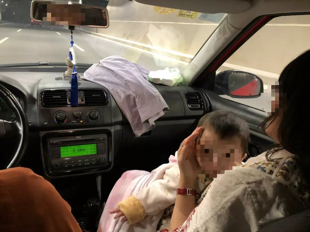 　4月14日深夜，一名从广州北送到泉州的男婴在护工的陪伴下，被道禄安置到一户人家。孩子全程不哭不闹，很懂事。新京报记者杜雯雯 摄