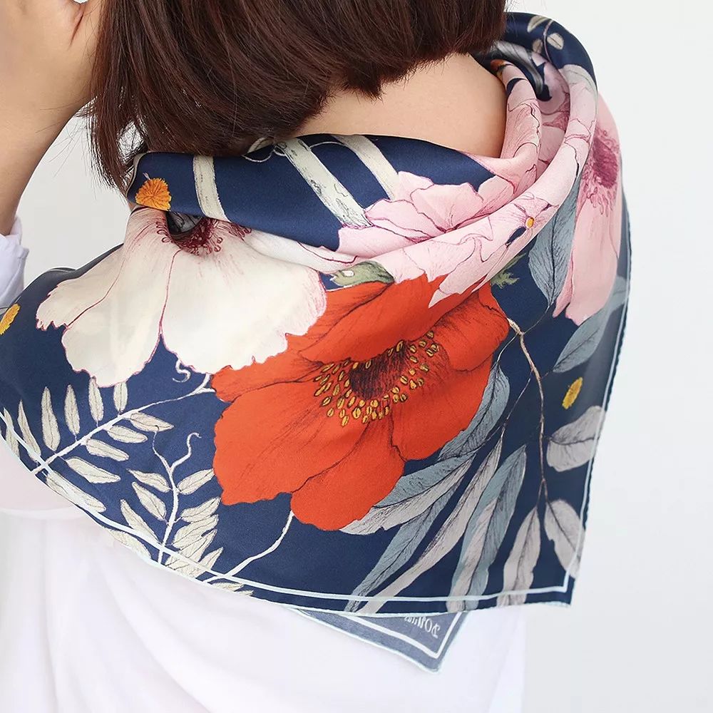 容易显得俗气,但这条让人觉得眼前一亮,逼真的绣球和银莲花相互衬托