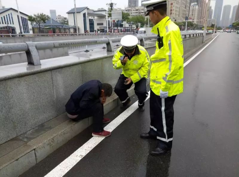 中队民警石志金巡逻至家具市场时,发现一位老人倚靠在马路中央护栏处