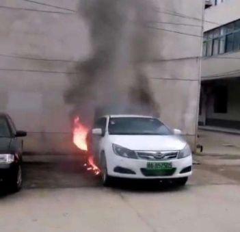热点丨电动车“叕”烧了8辆，这把“火”怎么办？