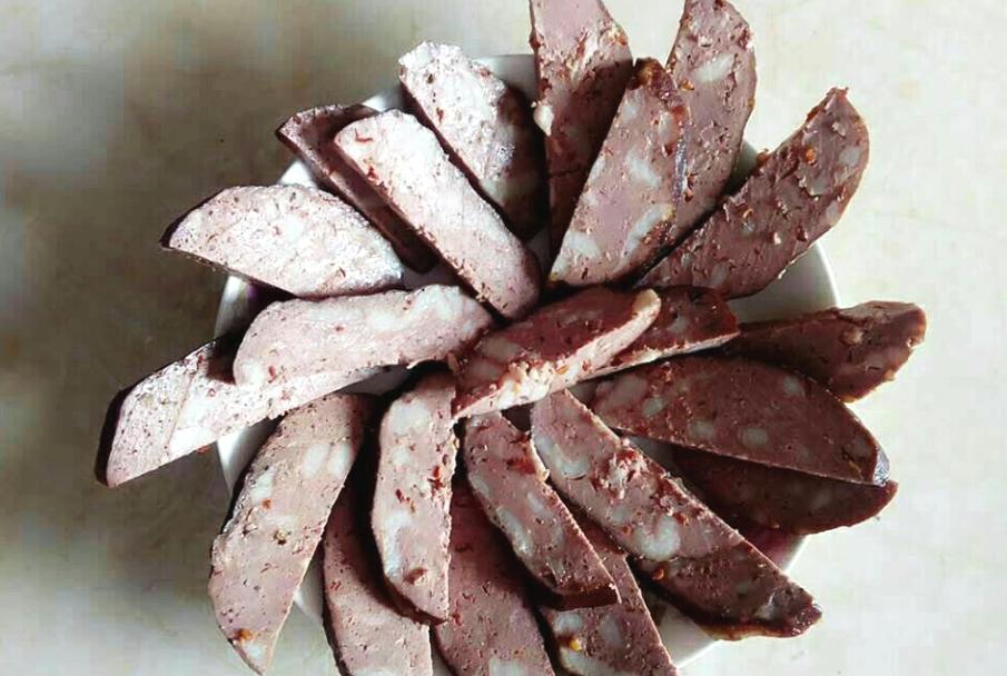 重庆长寿特色美食血豆腐,具有乡间风味的年货,是道有名的下酒菜