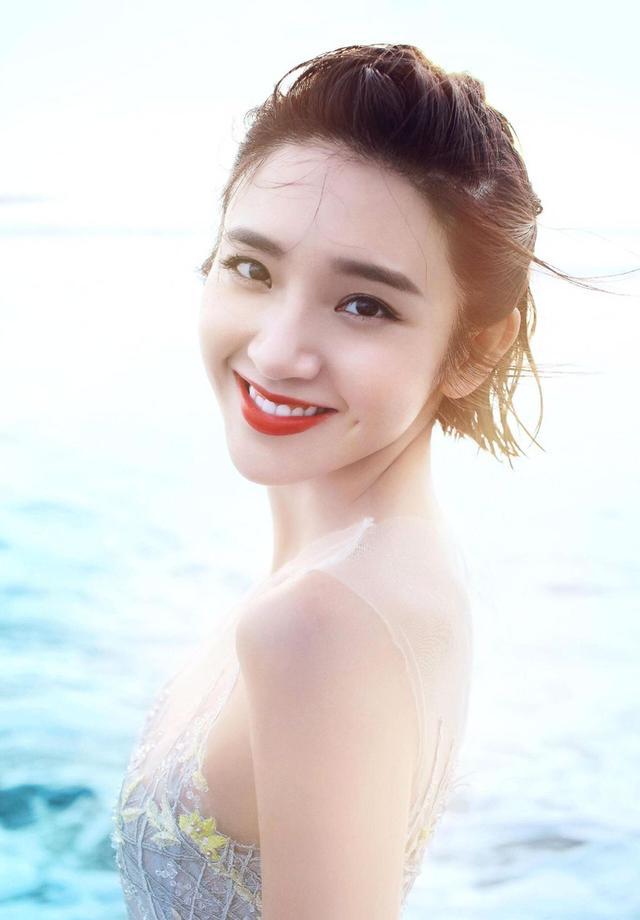 治愈系笑容的明星唐艺昕自信阳光邓伦温暖撩人而她堪称天使