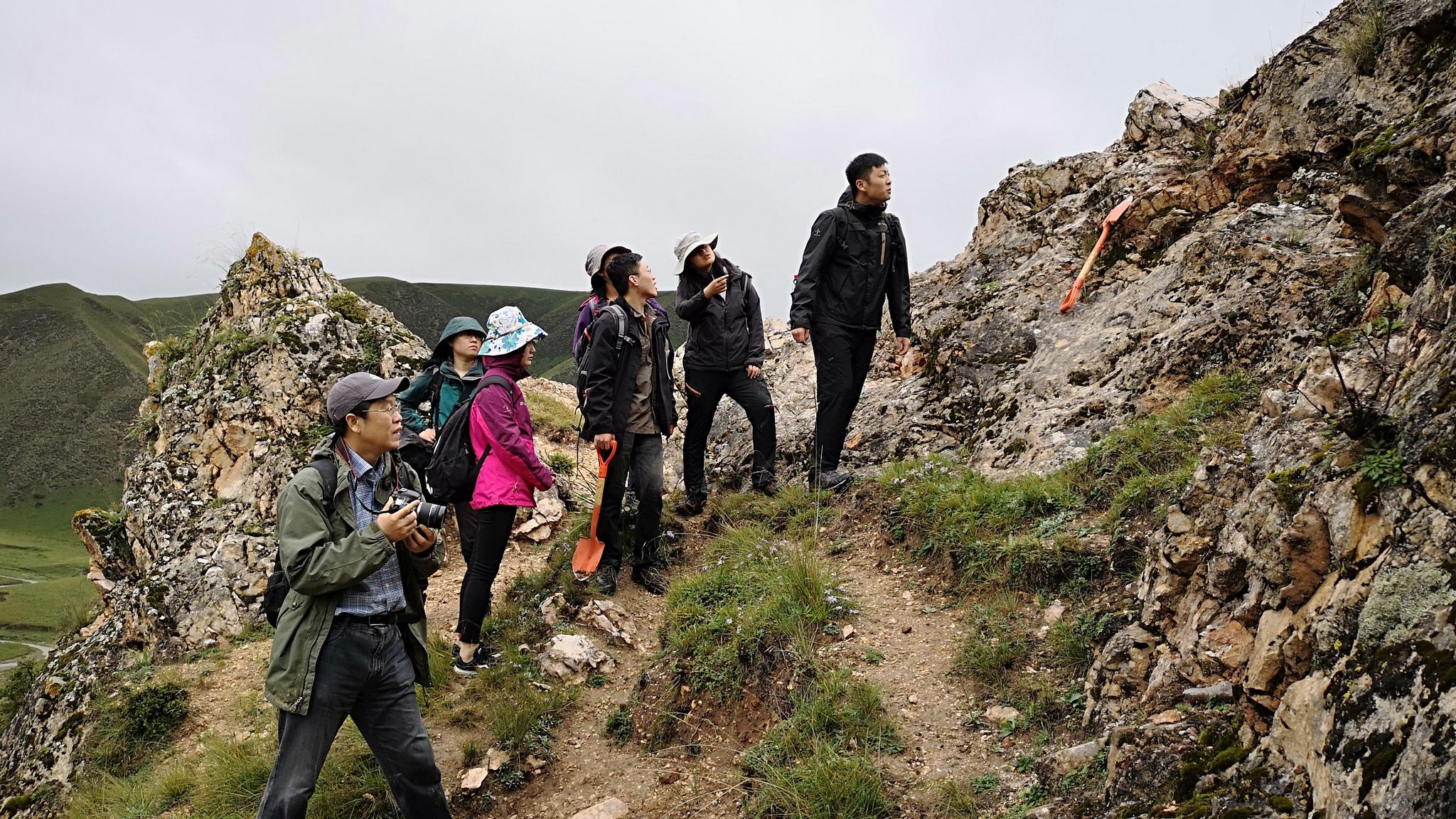 陈发虎院士带领团队成员在甘加盆地进行考古调查。受访者供图