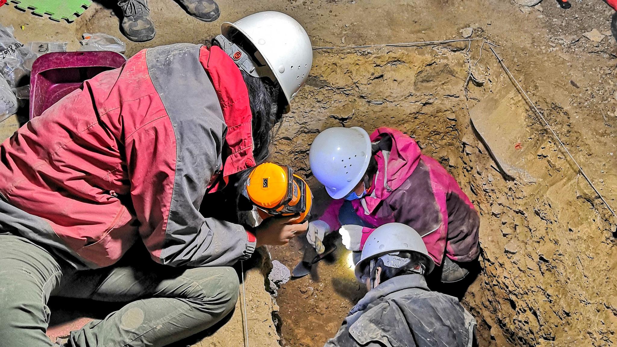 白石崖溶洞2018年发掘现场。受访者供图