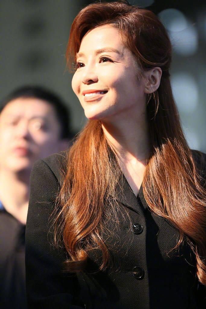 46岁主持人朱迅现身腰细腿长头发染成棕色但脸部状态太差