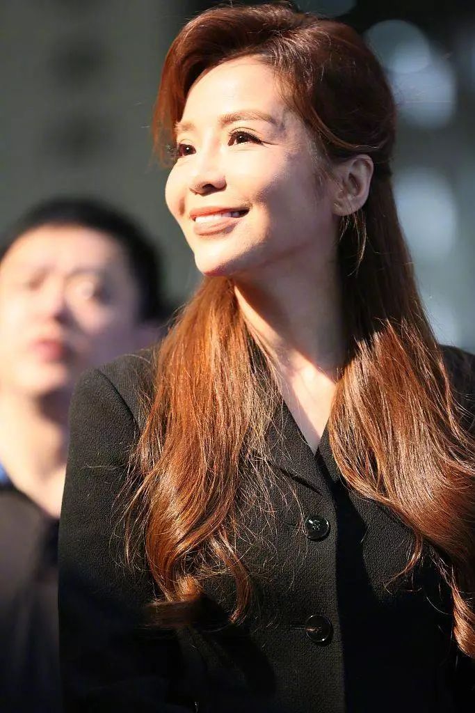 46岁主持人朱迅现身,腰细腿长头发染成棕色,但脸部状态太差