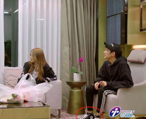 王源放弃“斐乐鞋”,看到他上脚的鞋子后,网友:潮男必备!