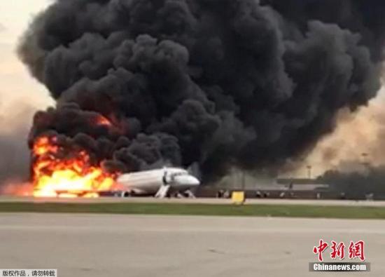 资料图：俄航执飞莫斯科-摩尔曼斯克航线的苏霍伊超级喷气-100型客机（Sukhoi SuperJet-100）5月5日晚紧急迫降后发生起火事故。