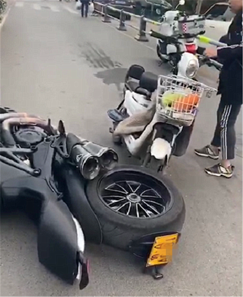 杜卡迪遭电瓶车撞倒,看到对方车子时,才知这摩托能买一辆A3