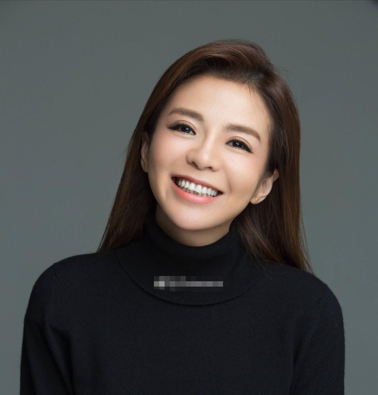 46岁主持人朱迅现身,腰细腿长头发染成棕色,但脸部状态太差