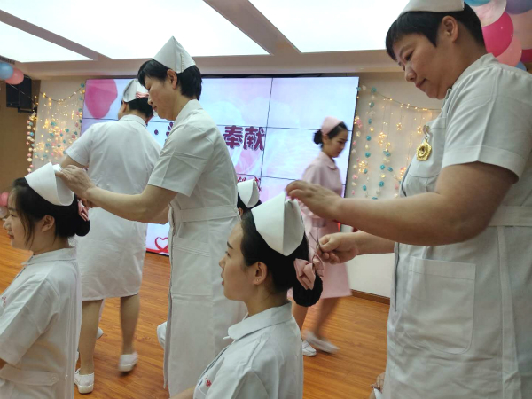 图说:老护士给新护士授护士帽.