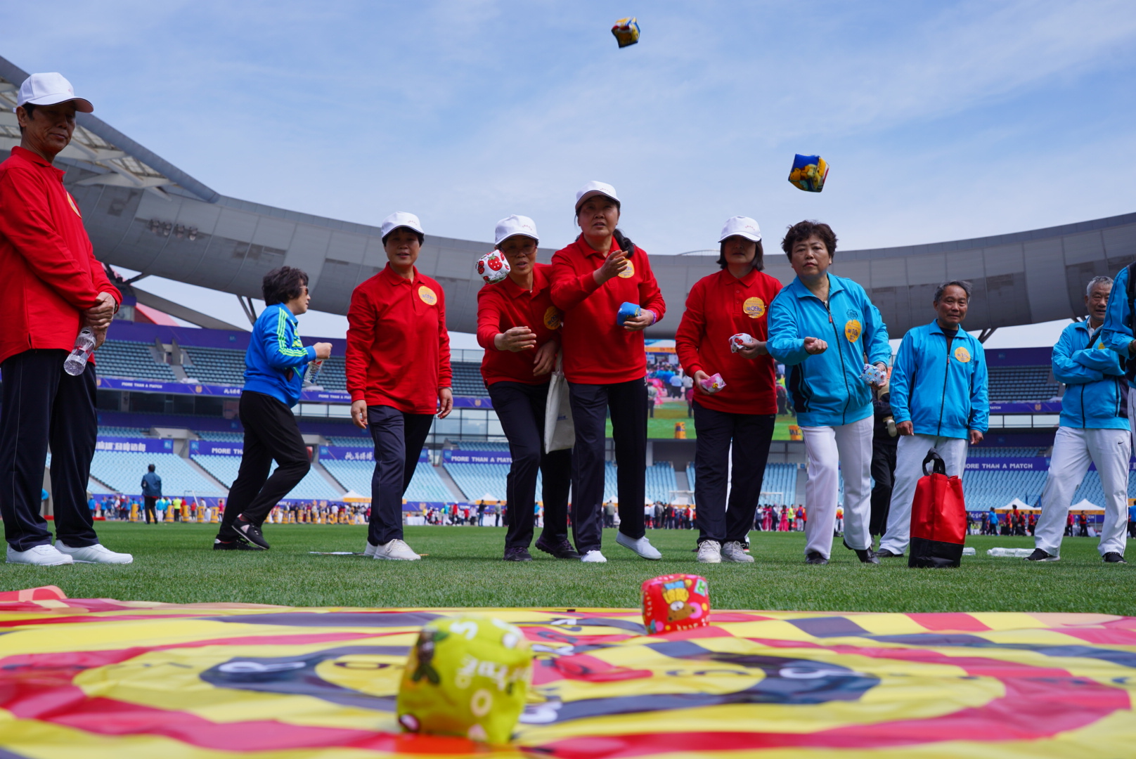 江苏中老年趣味运动会妙趣横生|太极|广播电视|运动会_新浪新闻