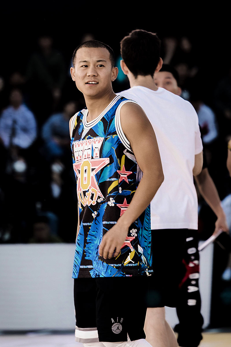 最终吴悠率领的 rpz 队伍连胜三场,捧起象征性的日落东单奖杯,这样