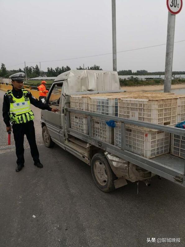 莘县一车主将报废面包车私自改装成货车上路运输