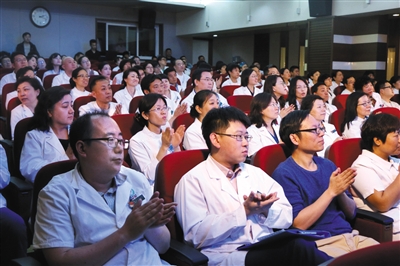　　5月7日，200余位医务工作者在现场聆听了王向明教授的讲座，来自全国的235.2万网友收看了节目，17.3万网友通过微博、论坛等参与了交流互动。实习生 陈婉婷 摄