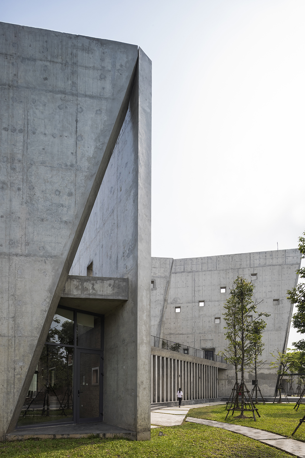 光影错落,开合有度:viettel 厂外工作室 / 武重义建筑事务所