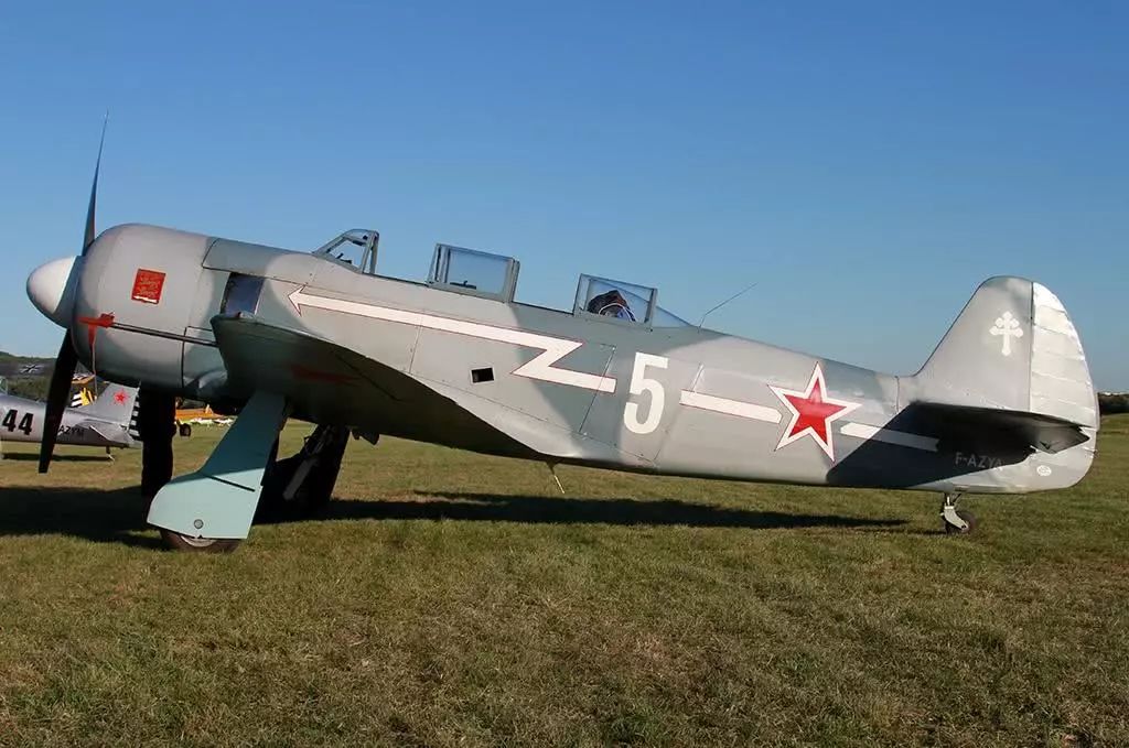 图片:失事的这架雅克-11战斗教练机留影,注意其机尾下方的注册号是f