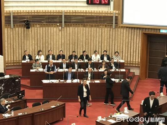 　韩国瑜起身答询时，民进党籍议员集体离席（图片来源：台湾“东森新闻云”）
