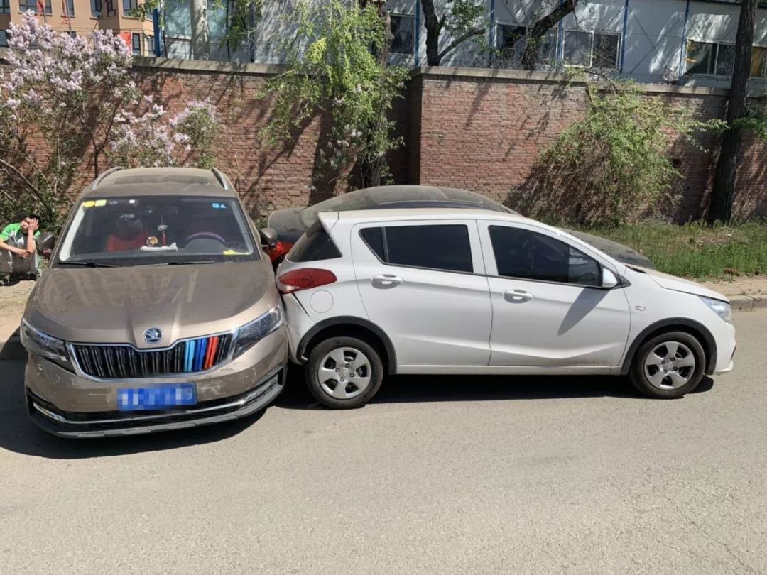 今日凌晨一辆大货车在哈尔滨连撞27车后逃逸