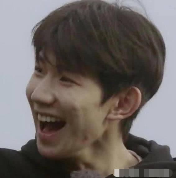 王源遭幕后人员吐槽痘印严重让人一遍遍磨皮屁事多写的字巨丑