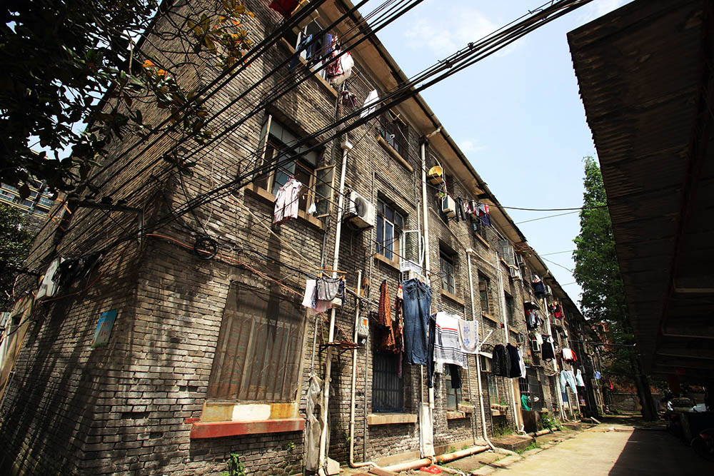 筒子楼里的蜗居生活终将走入历史 "筒子楼"——这些留着深深烙印的