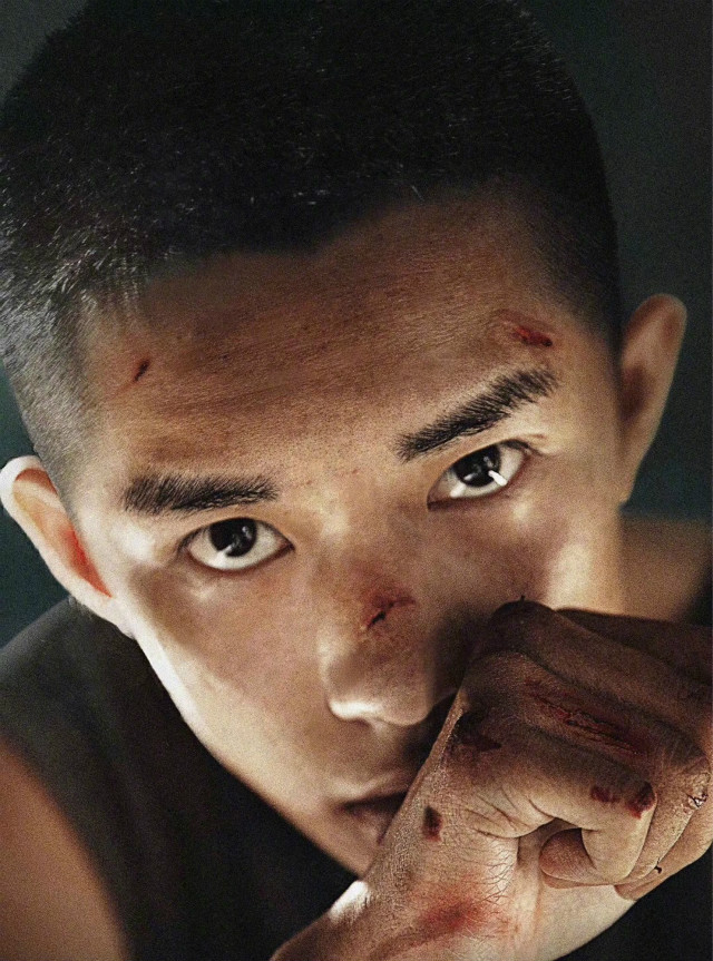 《少年的你》定档,周冬雨易烊千玺双人寸头造型亮相