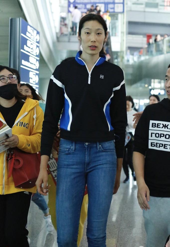 朱婷机场接受采访回国打球挺早就策划了加盟球队很快就会知道