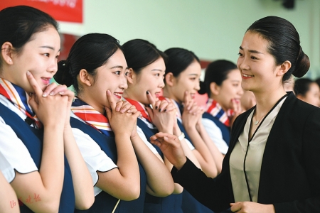 培训,来自该校及太原学院的80名礼仪志愿者在礼仪老师的指导下认真