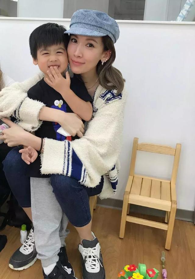 陈若仪小儿子跪地为她按摩脚,生了3个儿子的她仍是少女模样