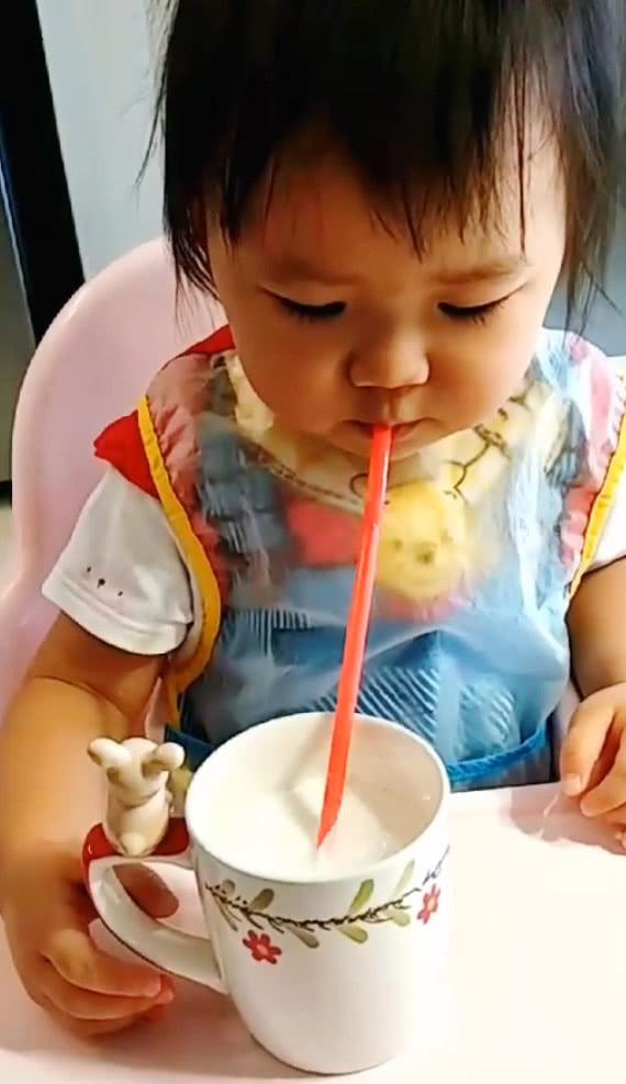 江宏杰晒2岁女儿喝奶照,小小爱将吸管插鼻子里还吹泡泡,超逗!