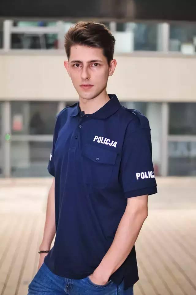 曾五度灭国的波兰竟也有好装备,他们的警察蜀黍这件行头就不错