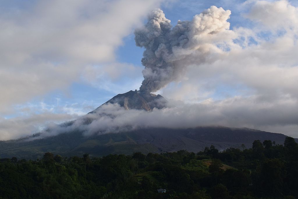 当地时间5月7日，印度尼西亚锡纳朋火山喷发，大量火山灰从火山口喷出。据悉，锡纳朋火山在2010年发生了近400年来首次喷发后，一直处于活跃状态。图片来源/视觉中国