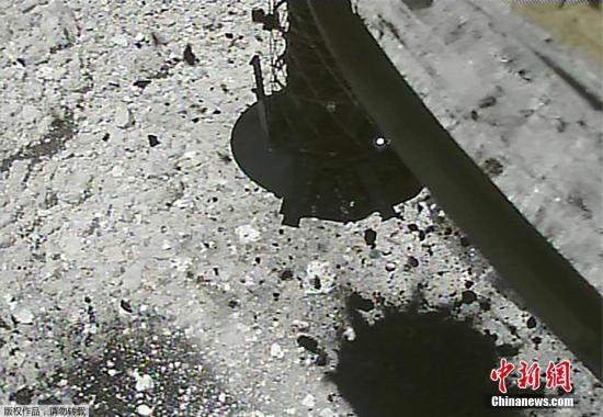 当地时间3月6日，日本宇宙航空研究开发机构公布隼鸟2号探测器着陆小行星“龙宫”和采集样品的画面。图为隼鸟2号探测器向“龙宫”表面发射子弹以搜集小行星岩石和沙尘。
