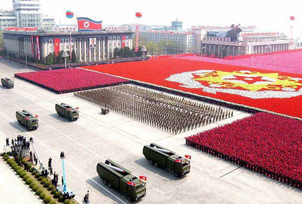 朝鲜阅兵式展示的KN-02导弹。