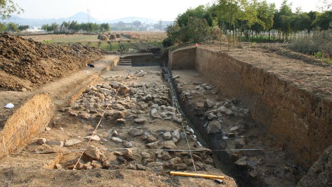 良渚古城南城墙考古发掘现场。图/良渚遗址网