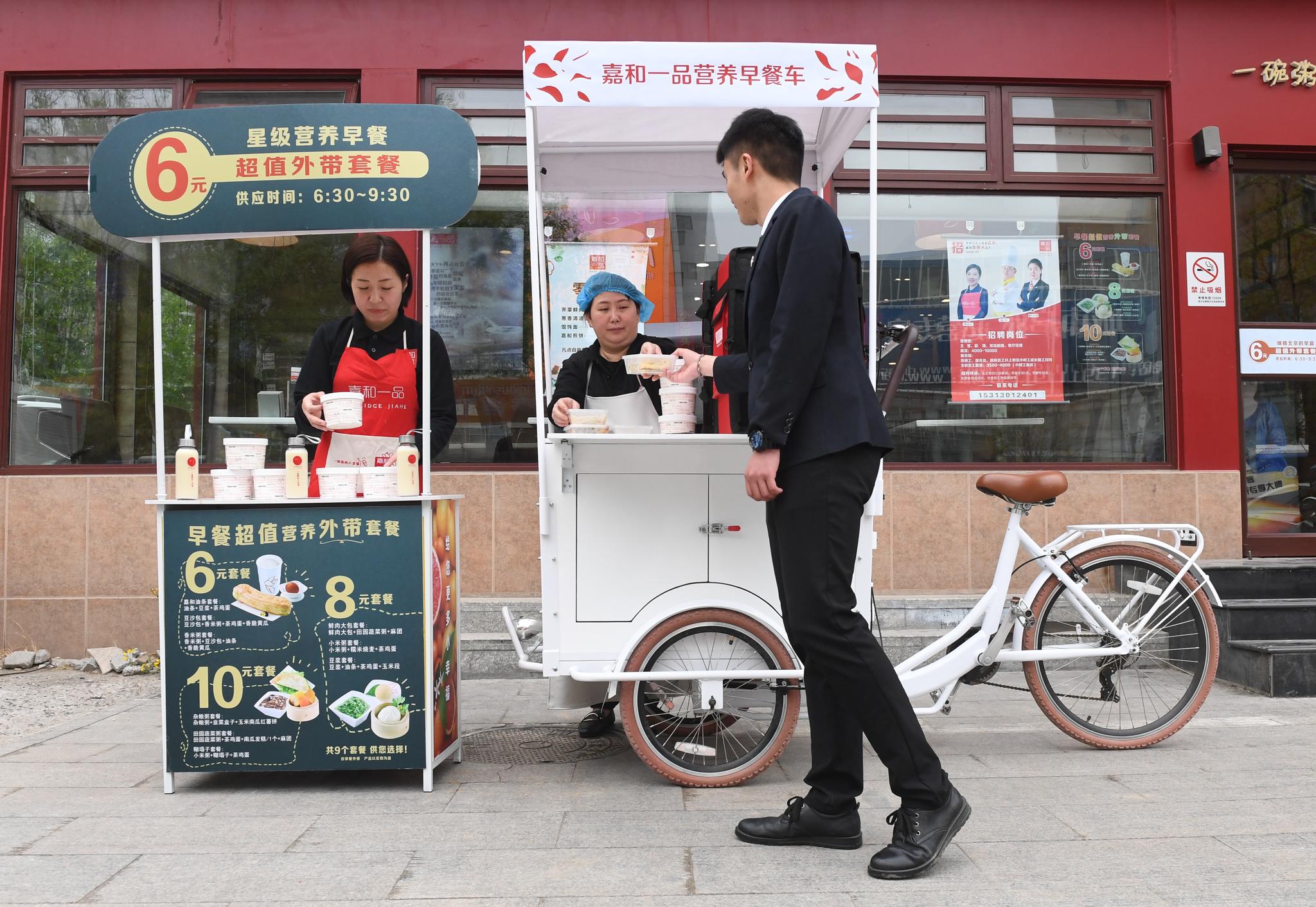 位于顺义的嘉和一品早餐车。摄影/新京报记者 吴宁