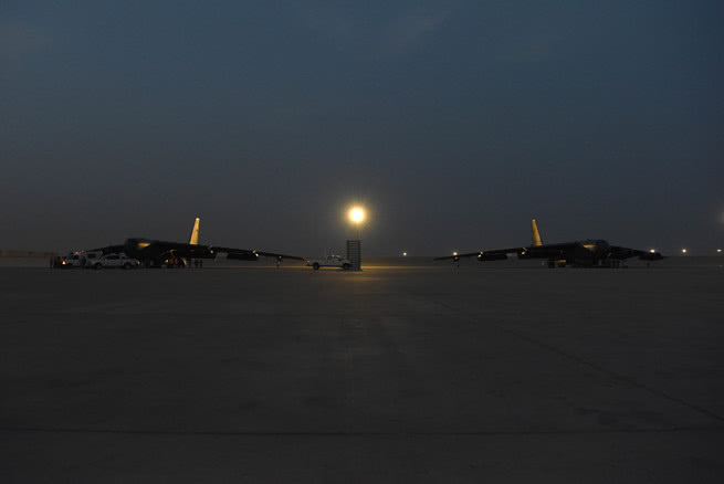 停在机场的B-52H战略轰炸机群（图源：美国中央司令部）