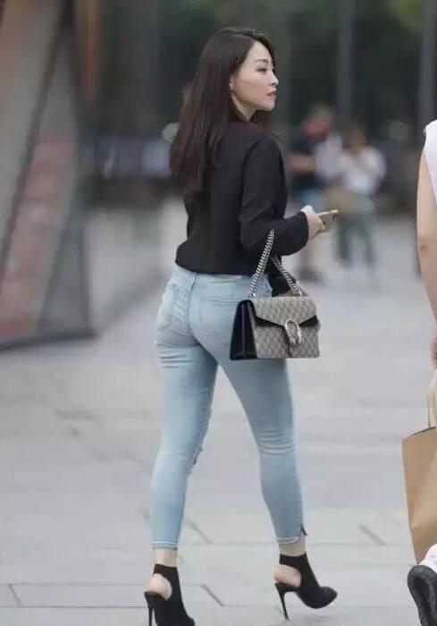 街拍:紧身牛仔裤美女,搭配出迷人身材