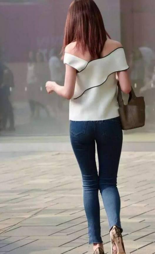 街拍:紧身牛仔裤美女,搭配出迷人身材